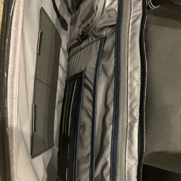 Tumi Alpha 2 - 4 Wheeled Compact Duffel Black NWT - Picture 7 of 8